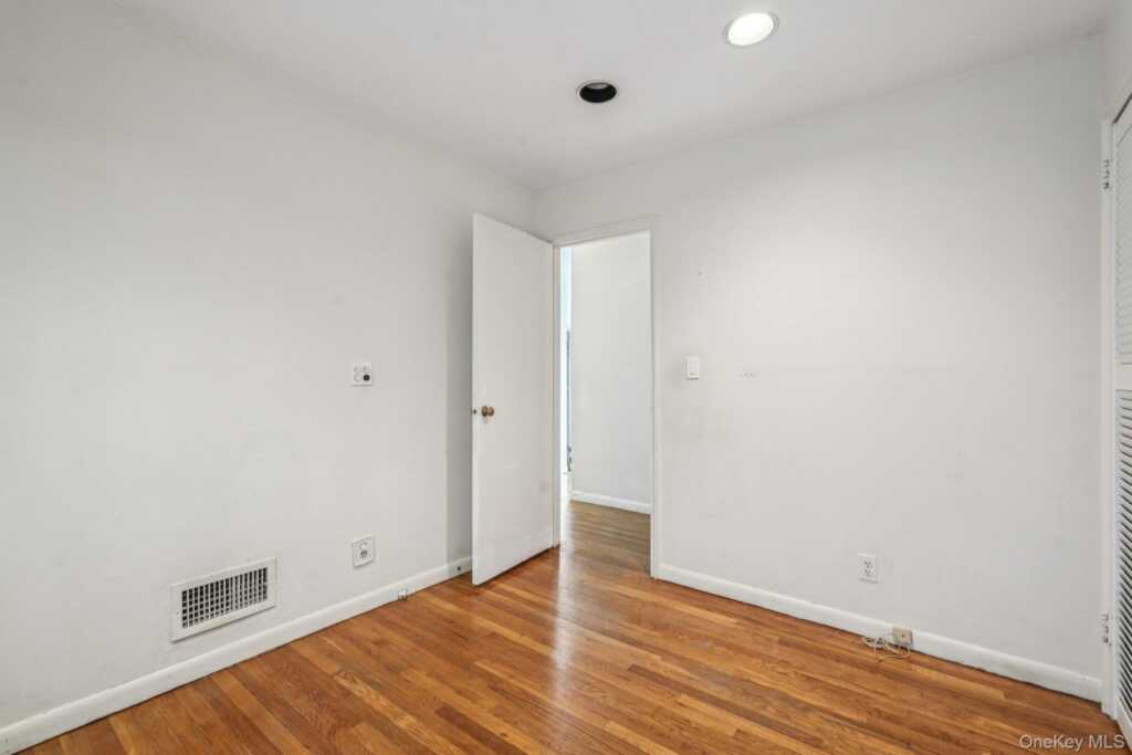 71 Dora Lane, New Rochelle, NY 10804 - Photo 16 of 41