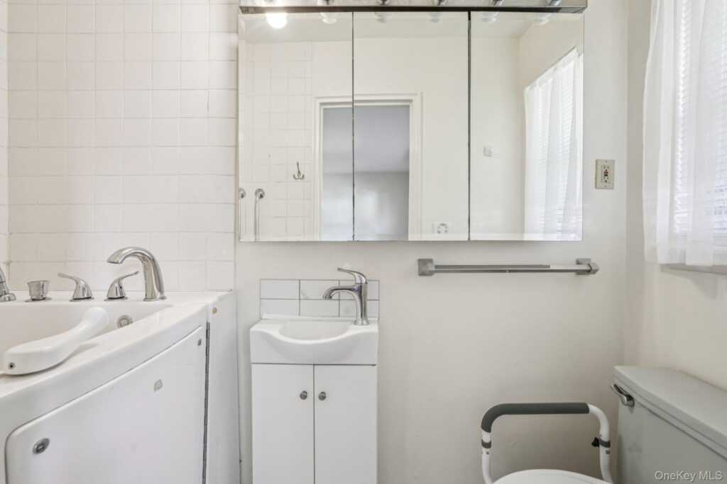 71 Dora Lane, New Rochelle, NY 10804 - Photo 20 of 41