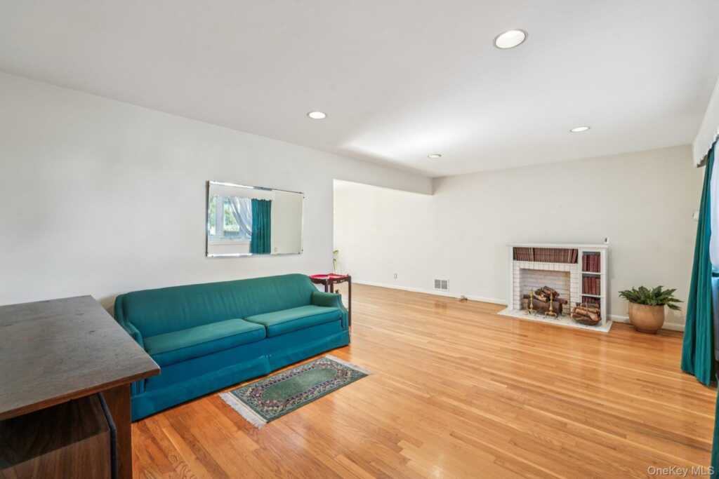 71 Dora Lane, New Rochelle, NY 10804 - Photo 3 of 41