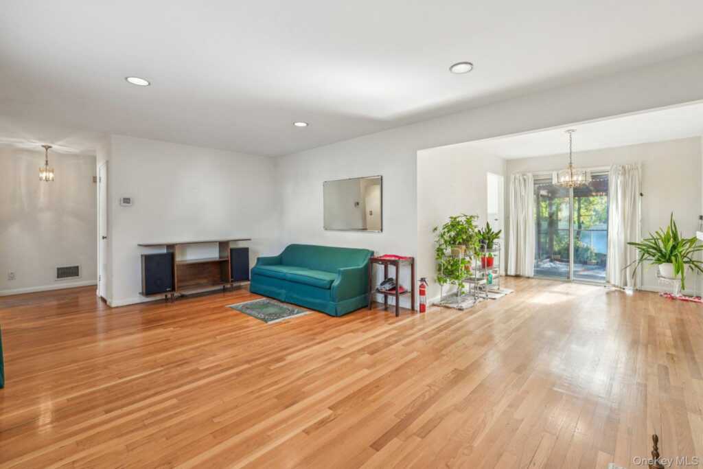 71 Dora Lane, New Rochelle, NY 10804 - Photo 4 of 41