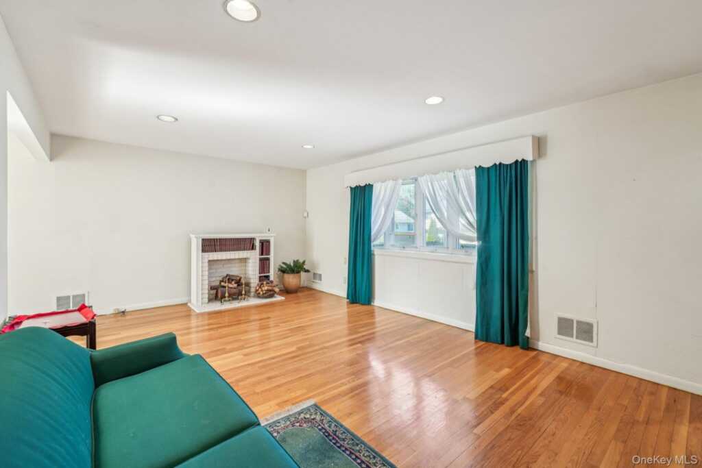 71 Dora Lane, New Rochelle, NY 10804 - Photo 5 of 41