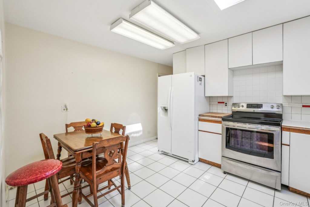 71 Dora Lane, New Rochelle, NY 10804 - Photo 7 of 41