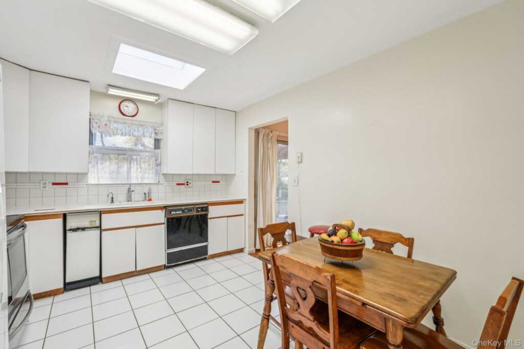 71 Dora Lane, New Rochelle, NY 10804 - Photo 8 of 41