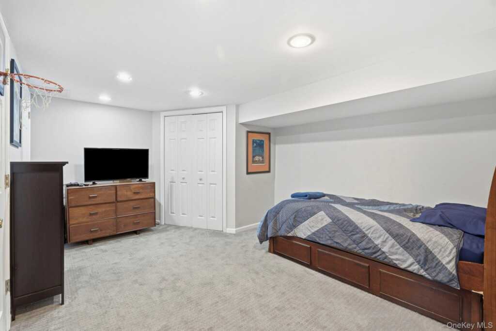 52 Rogers Drive, New Rochelle, NY 10804 - Photo 17 of 25