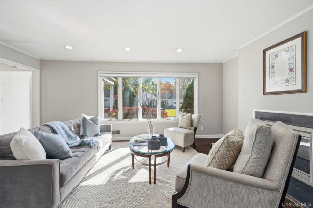 52 Rogers Drive, New Rochelle, NY 10804 - Photo 3 of 25