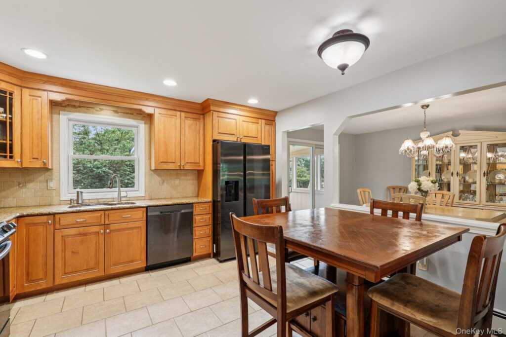 118 Standish Drive, Pearl River, NY 10965 - Photo 10 of 38