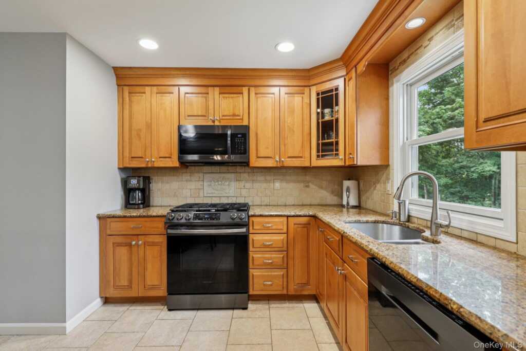 118 Standish Drive, Pearl River, NY 10965 - Photo 11 of 38