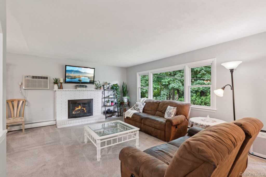 118 Standish Drive, Pearl River, NY 10965 - Photo 4 of 38