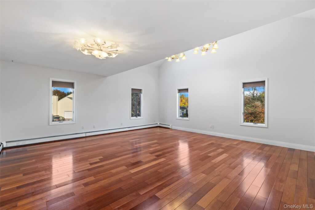 13 Mesa Place, Nanuet, NY 10954 - Photo 9 of 26