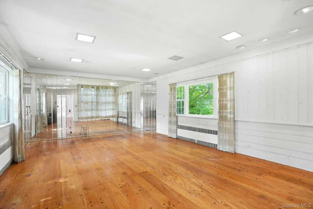 11 Robinhood Road, White Plains, NY 10605 - Photo 11 of 47