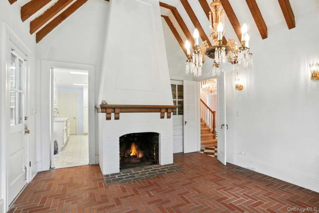 11 Robinhood Road, White Plains, NY 10605 - Photo 13 of 47