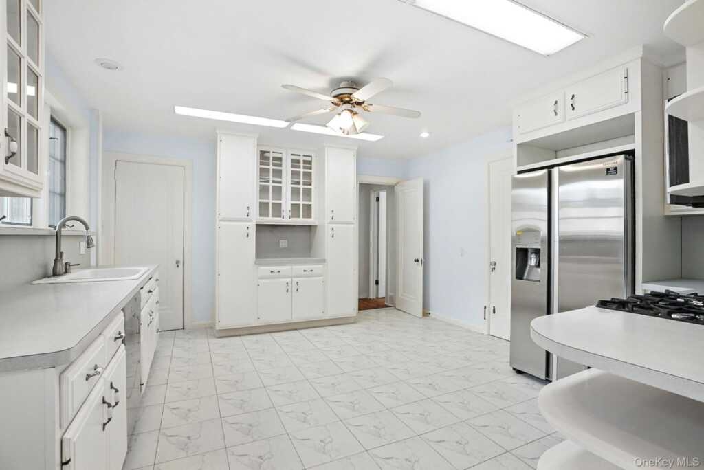 11 Robinhood Road, White Plains, NY 10605 - Photo 16 of 47