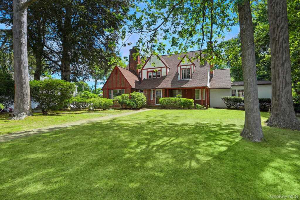 11 Robinhood Road, White Plains, NY 10605 - Photo 3 of 47