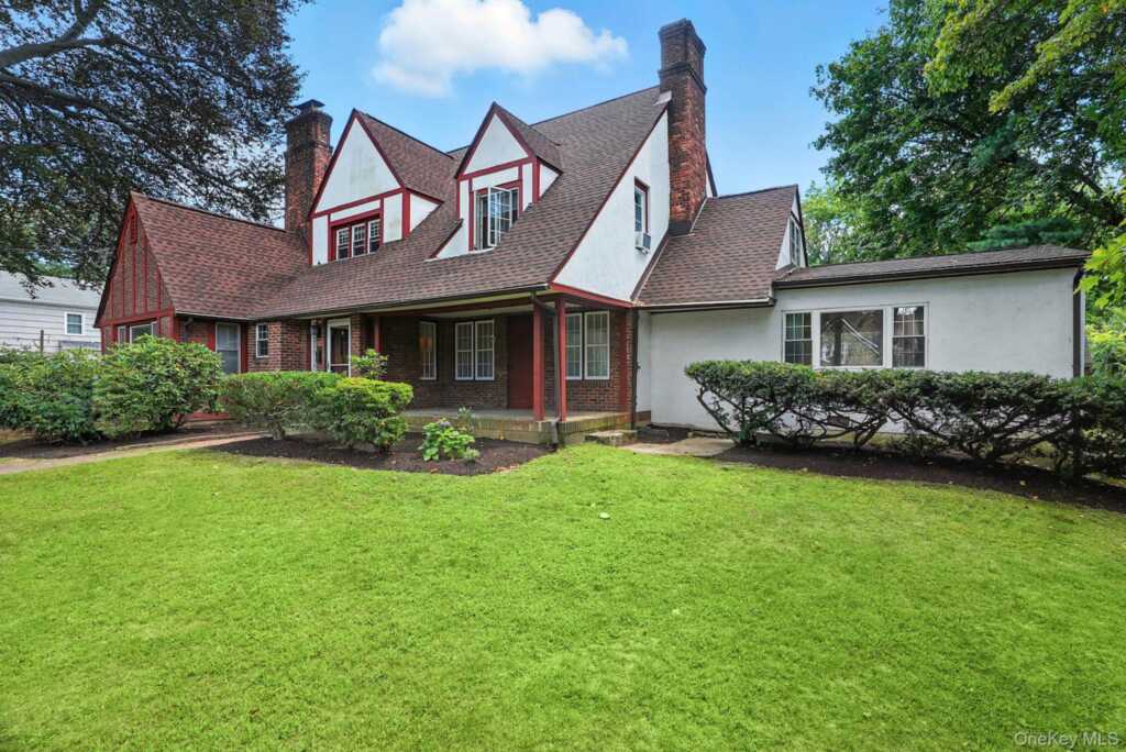 11 Robinhood Road, White Plains, NY 10605 - Photo 4 of 47