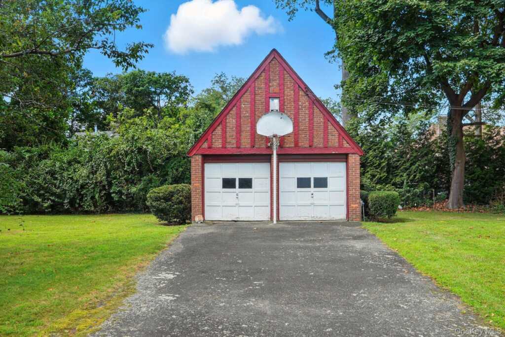 11 Robinhood Road, White Plains, NY 10605 - Photo 40 of 47