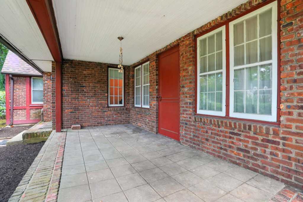 11 Robinhood Road, White Plains, NY 10605 - Photo 5 of 47