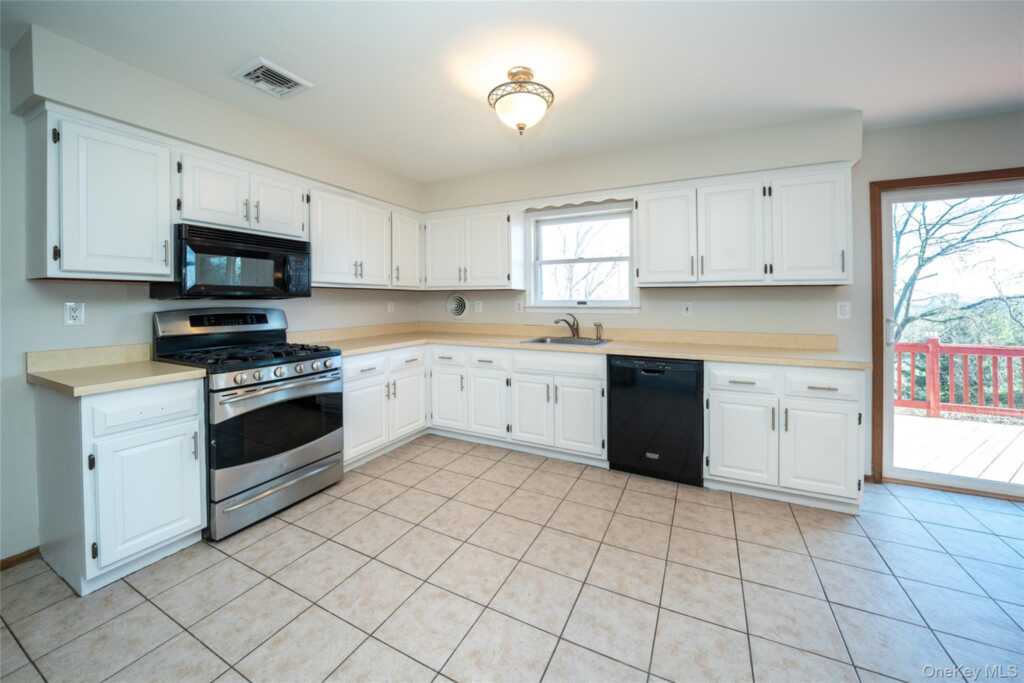 62 Walter Drive, Stony Point, NY 10980 - Photo 4 of 28