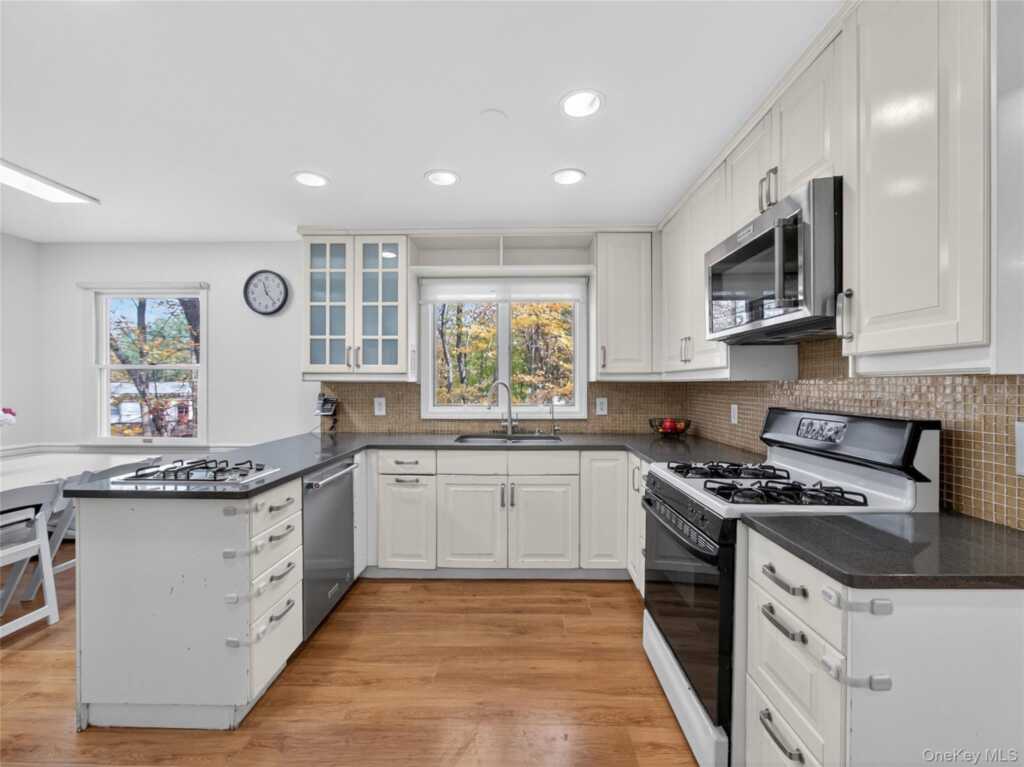 19 Paul Court, Pearl River, NY 10965 - Photo 10 of 36