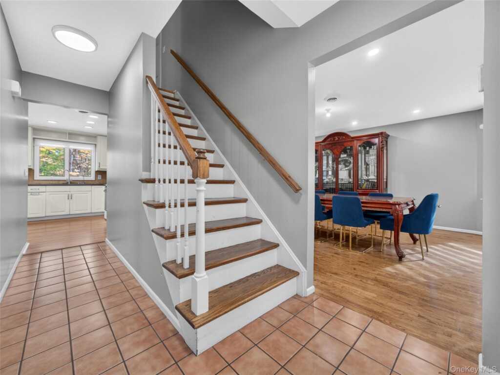 19 Paul Court, Pearl River, NY 10965 - Photo 4 of 36