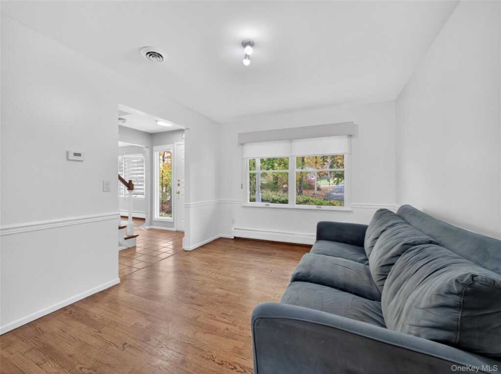 19 Paul Court, Pearl River, NY 10965 - Photo 5 of 36