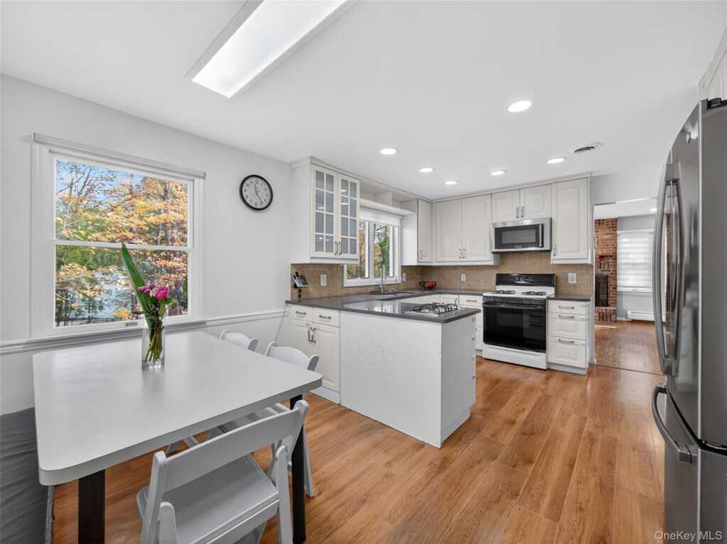 19 Paul Court, Pearl River, NY 10965 - Photo 9 of 36