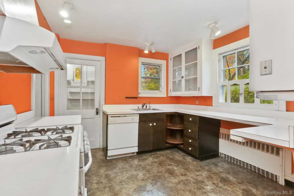 24 Muir Place, New Rochelle, NY 10801 - Photo 13 of 34