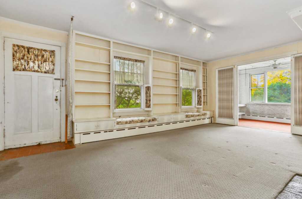 24 Muir Place, New Rochelle, NY 10801 - Photo 2 of 34