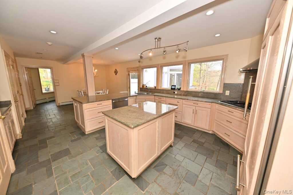 27 Sky Meadow Road, Suffern, NY 10901 - Photo 8 of 36