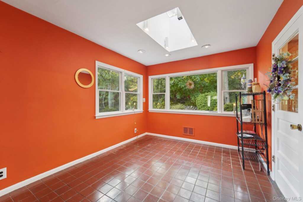 24 Pamela Lane, New Rochelle, NY 10804 - Photo 10 of 35