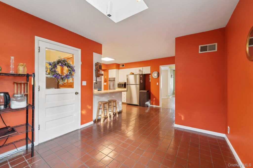 24 Pamela Lane, New Rochelle, NY 10804 - Photo 11 of 35