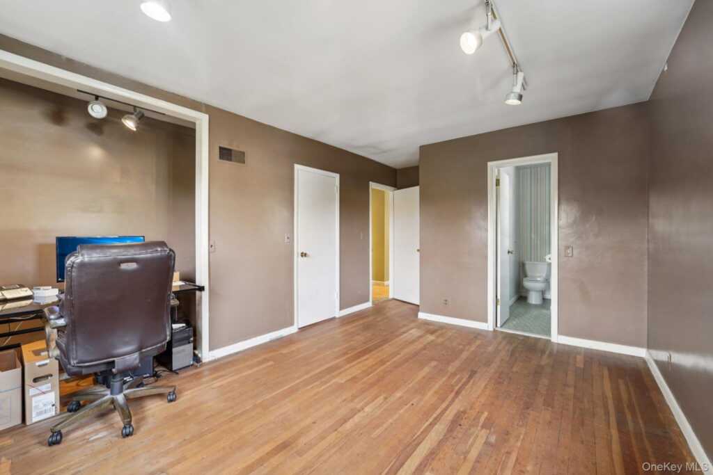 24 Pamela Lane, New Rochelle, NY 10804 - Photo 15 of 35