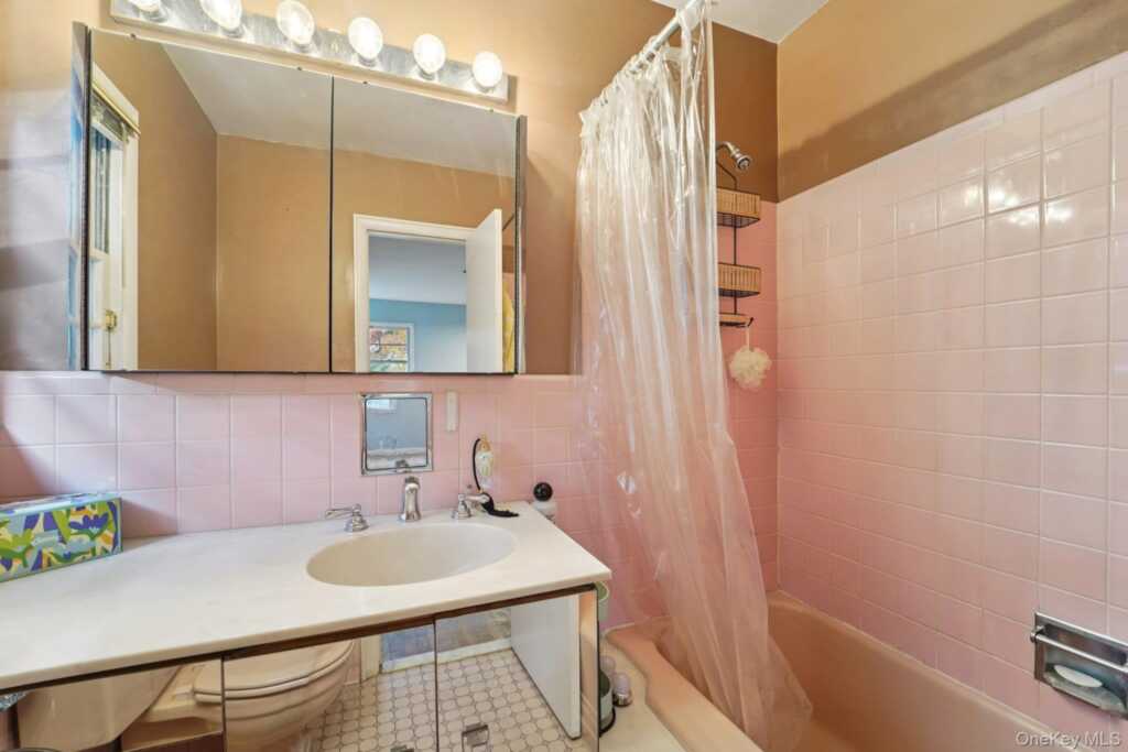 24 Pamela Lane, New Rochelle, NY 10804 - Photo 19 of 35