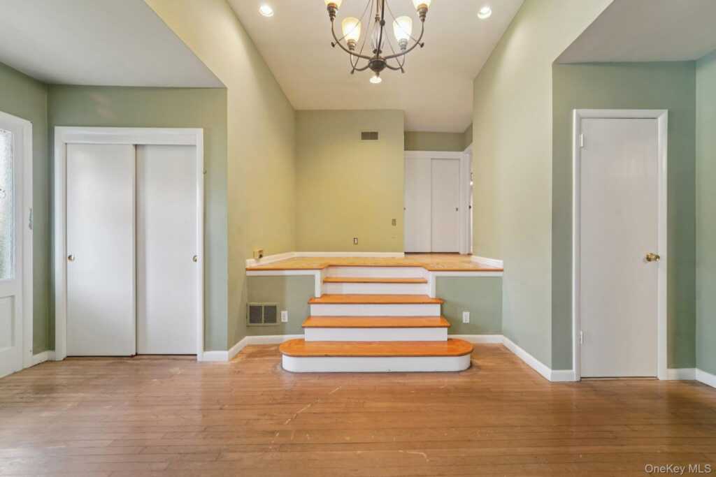 24 Pamela Lane, New Rochelle, NY 10804 - Photo 2 of 35