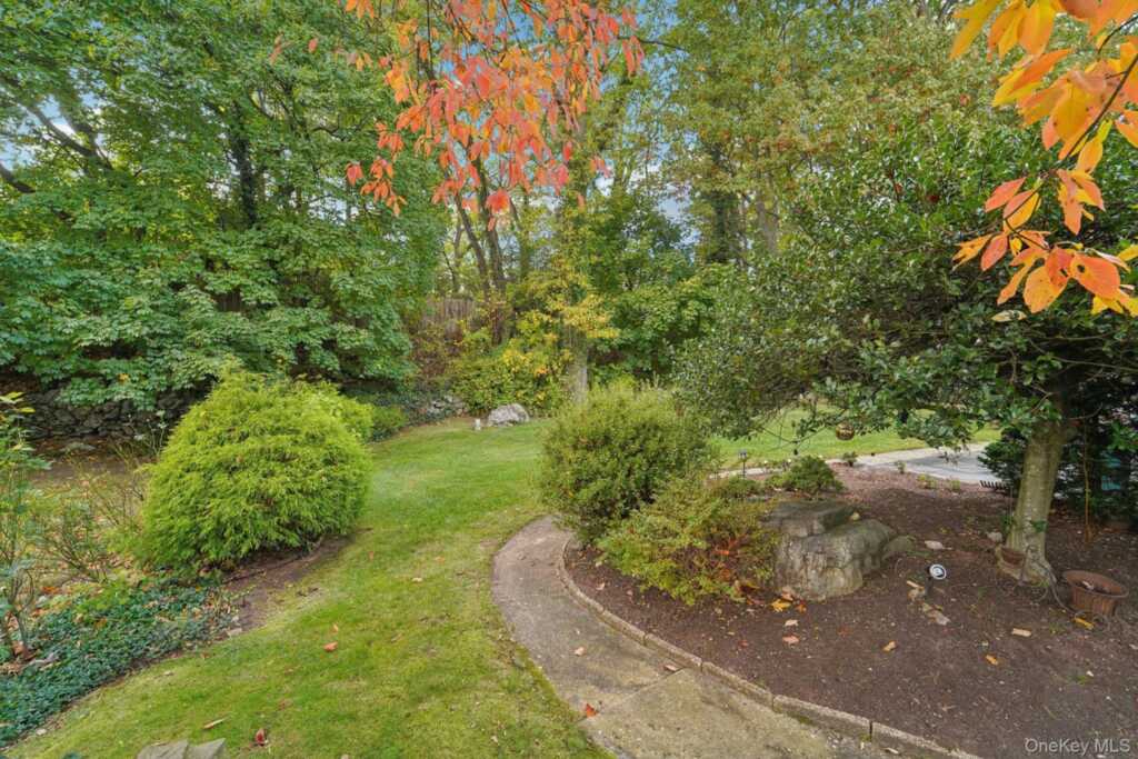 24 Pamela Lane, New Rochelle, NY 10804 - Photo 27 of 35