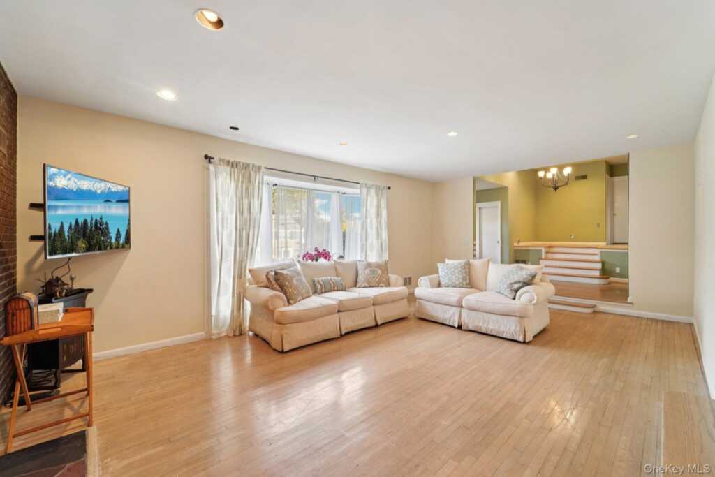 24 Pamela Lane, New Rochelle, NY 10804 - Photo 4 of 35