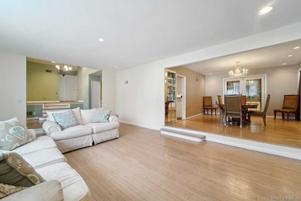 24 Pamela Lane, New Rochelle, NY 10804 - Photo 5 of 35