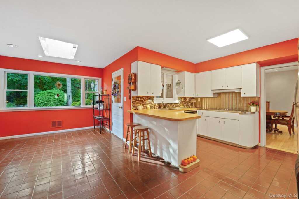 24 Pamela Lane, New Rochelle, NY 10804 - Photo 8 of 35