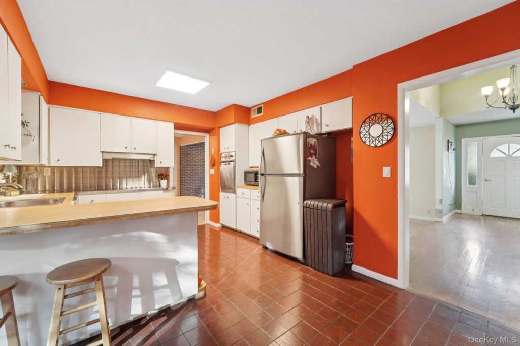 24 Pamela Lane, New Rochelle, NY 10804 - Photo 9 of 35