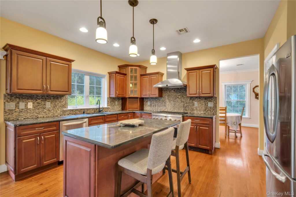 11 Fant Farm Lane, Suffern, NY 10901 - Photo 8 of 37