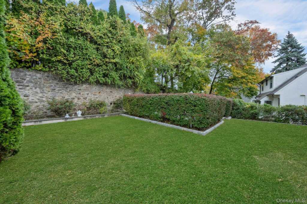 193 Harmon Avenue, New Rochelle, NY 10801 - Photo 4 of 37