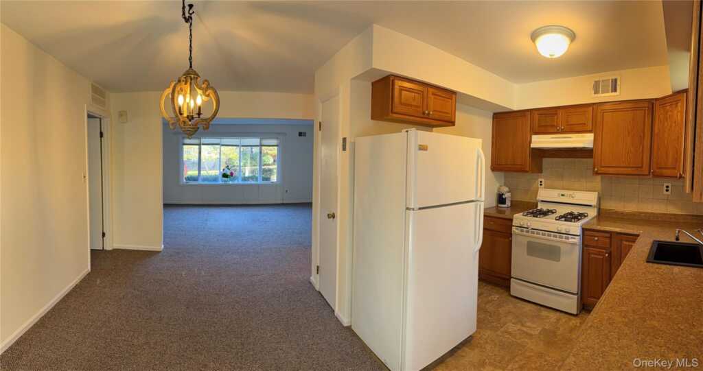 13 Essex Lane, Suffern, NY 10901 - Photo 2 of 8