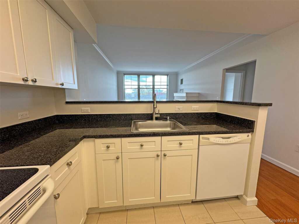 300 Mamaroneck Avenue, Unit ##819, White Plains, NY 10605 - Photo 4 of 21