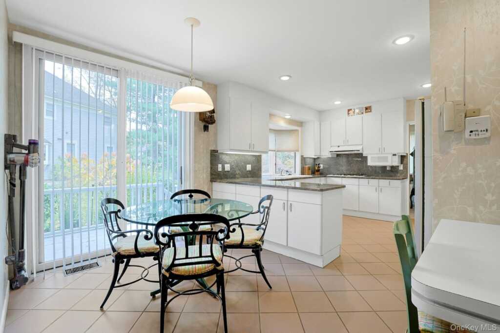 44 Westfield Road, White Plains, NY 10605 - Photo 6 of 40