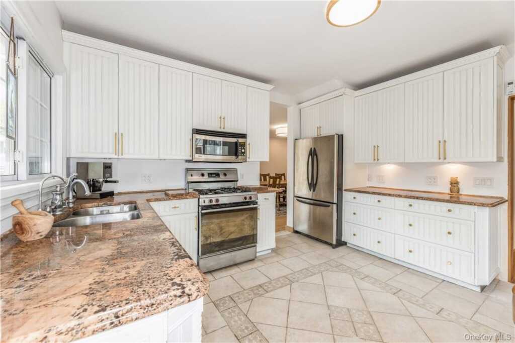 530 Orangeburg Road, Pearl River, NY 10965 - Photo 7 of 19