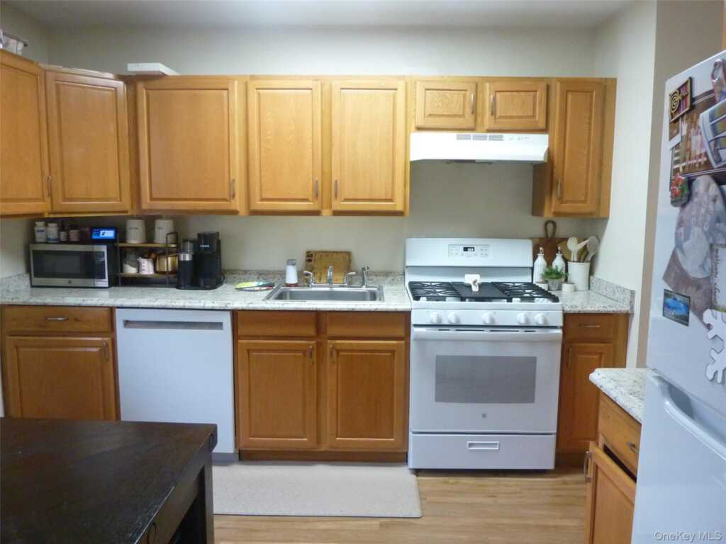 143 Parkside Drive, Suffern, NY 10901 - Photo 8 of 20