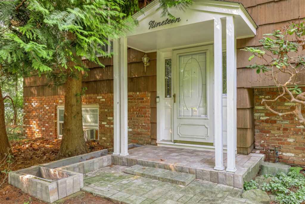 19 Mary Beth Drive, Suffern, NY 10901 - Photo 9 of 23