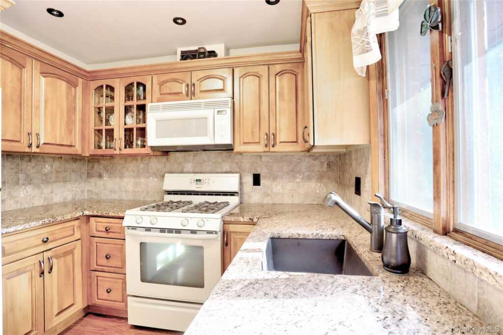 310 Mountain Road, New City, NY 10956 - Photo 11 of 27