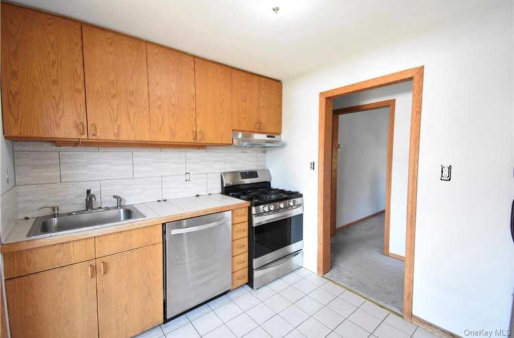 85 Grand Avenue, Pearl River, NY 10965 - Photo 15 of 31