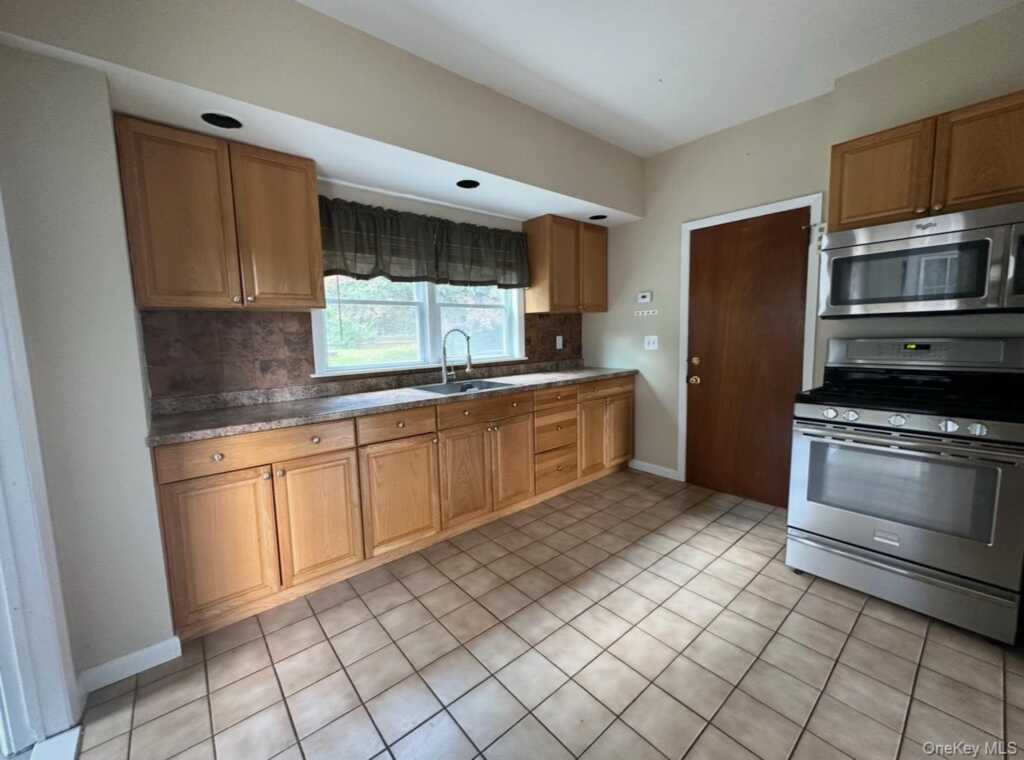 85 Grand Avenue, Pearl River, NY 10965 - Photo 21 of 31