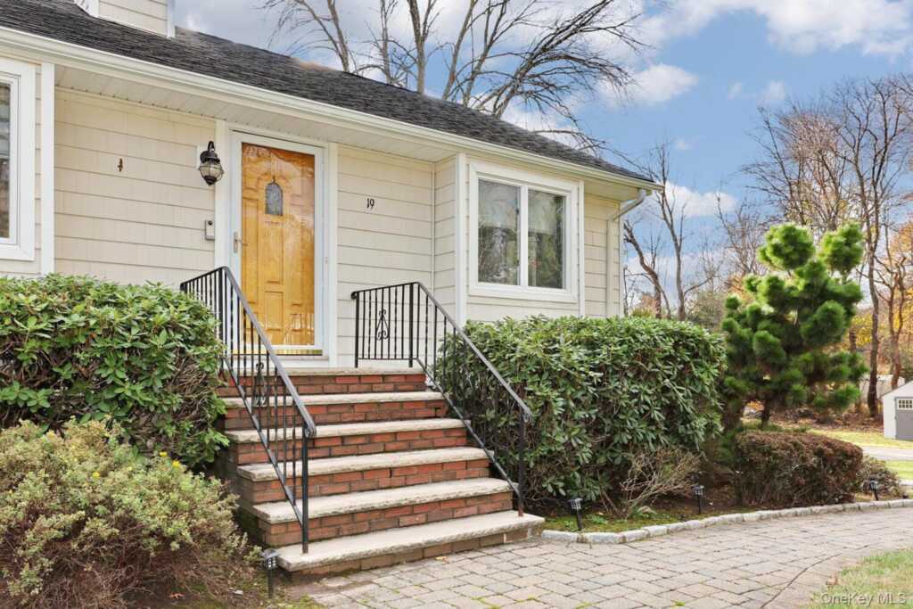 19 Augur Road, Suffern, NY 10901 - Photo 3 of 35